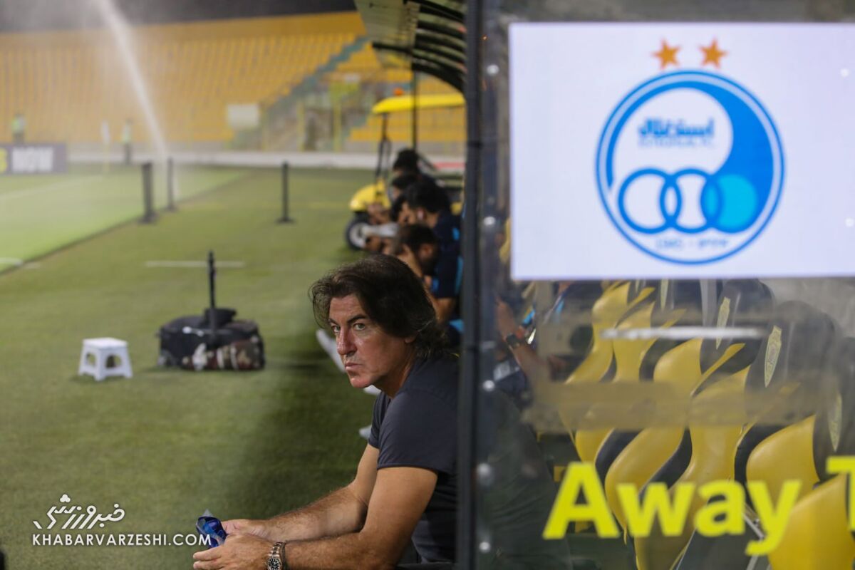 داد و فریاد ساپینتو؛ چرا بازیکن استقلال را بغل میکنی!؟