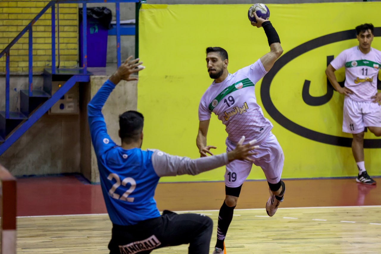 عزتی: سپاهان با جمعی از ستارههای ملیپوش، به دنبال افتخار آسیایی است/حضور تیمهای صنعتی سطح لیگ هندبال را بالا میبرد