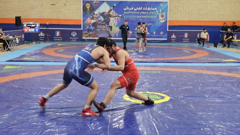 آغاز پرحرارت رقابتهای فرنگی نوجوانان و جوانان در آبادان با حضور گسترده استانها