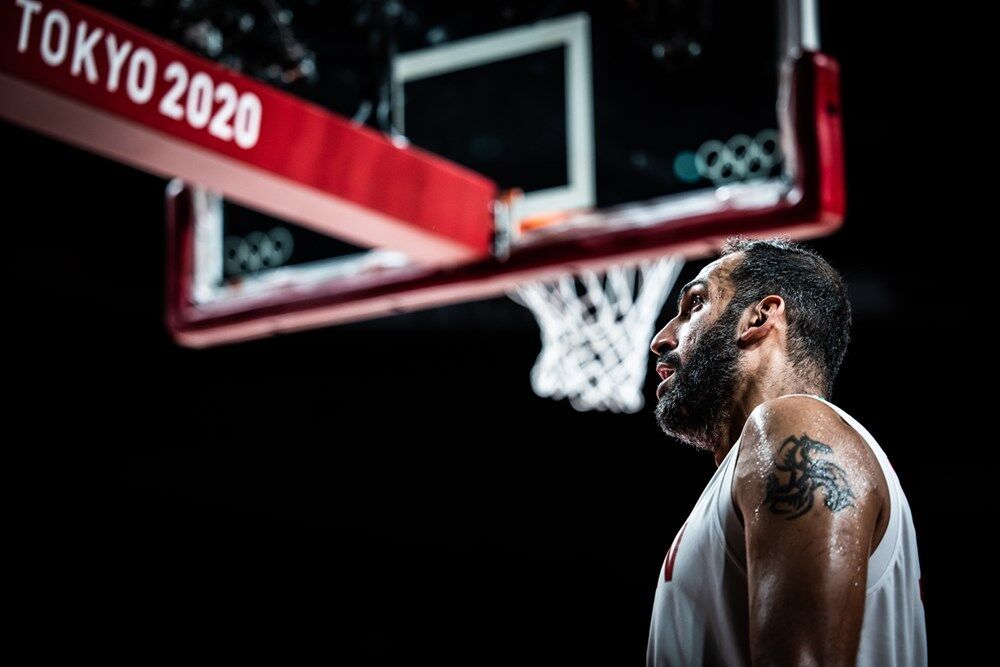 استقلال بزرگ‌ترین انتقال بسکتبال ایران را رقم زد؛ حامد حدادی رسماً پیراهن آبی‌ها را پوشید