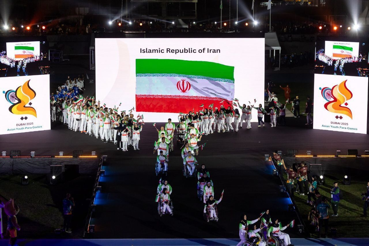 افتتاحیه باشکوه پاراآسیایی جوانان با حضور ربات‌ها؛ رژه کاروان «فرزندان ایران، سفیران پیروزی» در امارات