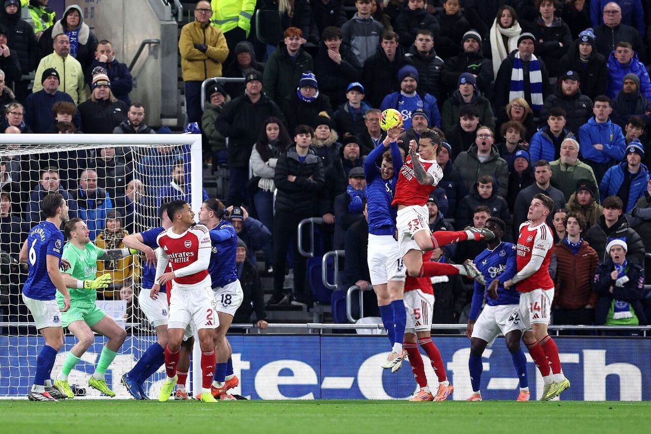 آرسنال با پنالتی گیوکرش به صدر جدول لیگ برتر انگلیس صعود کرد