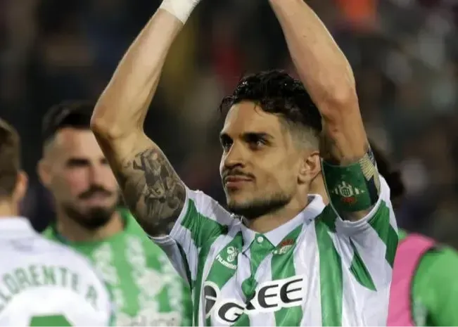 برخورد جنجالی توپ با بازوی بارترا در دیدار بارسلونا و بتیس ماجرای پنالتی حساس را رقم زد