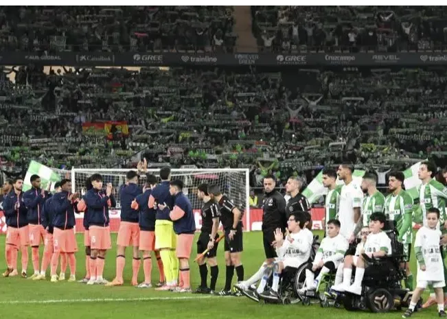 خشم روی سکوهای لاکارتوخا عقب نشینی هواداران بتیس پس از جشن گل های بارسلونا