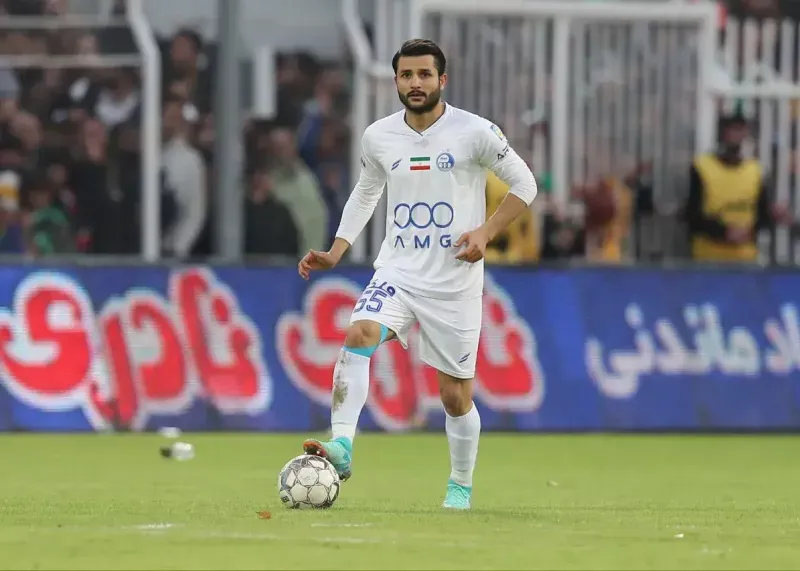 عارف غلامی با وجود مصدومیت کوتاه، بازی استقلال را ادامه داد