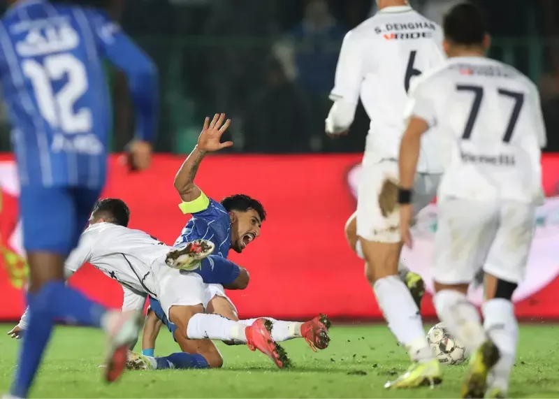 استقلال در مصاف با ملوان با تصمیمات داوری جنجالی روبرو شد