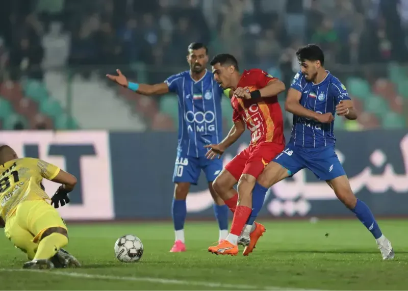 دربی ۱۰۶ در اراک میان‌ رنگ و هیاهو روی سکوهای پر از امید