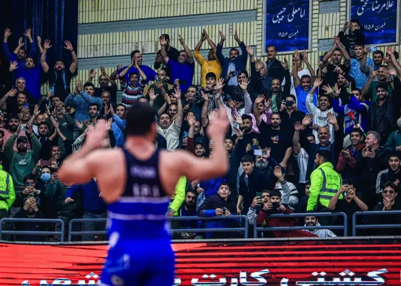 فینال پرهیاهوی لیگ کشتی؛ پرتاب بطری، وقفه نیم‌ساعته و اعتراض استقلال/ جنجال وزن ۹۲ همه‌چیز را منفجر کرد!