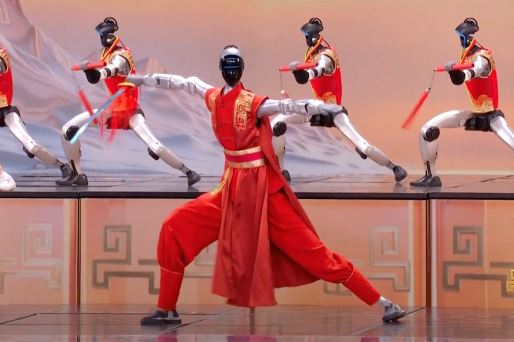 شگفتیسازان تکنولوژی در جشن بهار چین؛ رقص رباتهای انساننما با شمشیر و نانچاکو