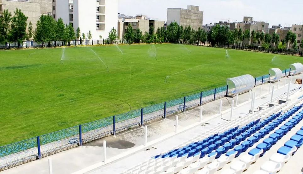 آمادهسازی چمن کمپ استقلال برای فروردین ماه