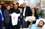 ملی‌پوشان فوتبال به عیادت جانباز جنگ رمضان رفتند و پیراهن تیم ملی را به او اهدا کردند