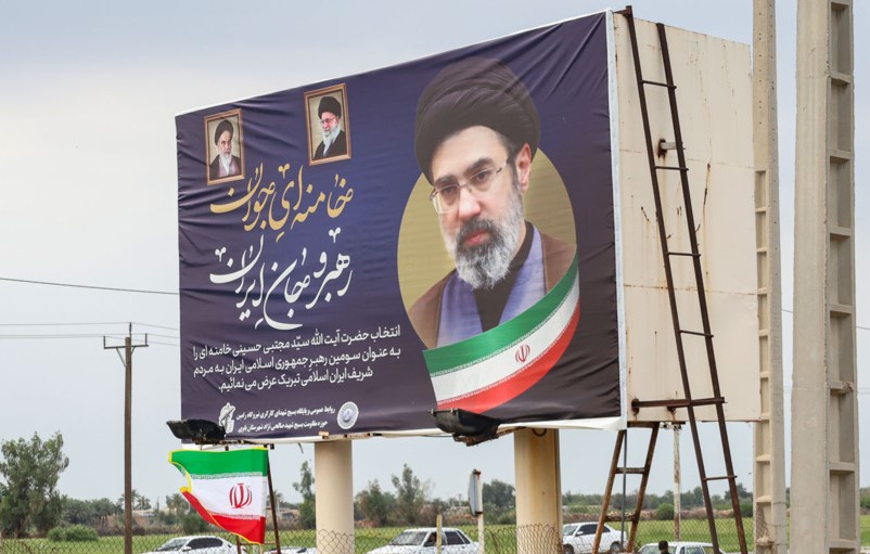 زنجیره انسانی جوانان ایران در اطراف نیروگاهها پیام همبستگی ملی را به جهان مخابره میکند
