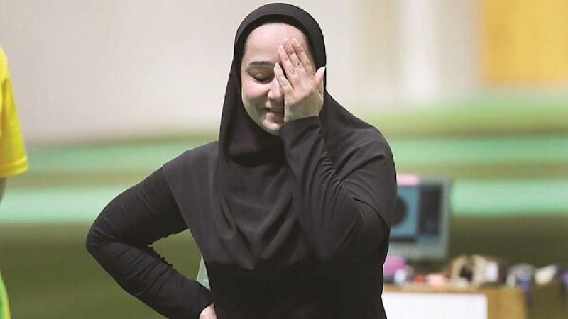 برنز جهان بر گردن ساره جوانمردی نشست