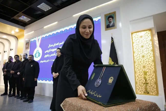 اهدای مدال محبوبه کریمی
