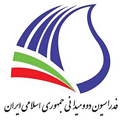 درستکار: بنای ما بر اخراج نایب قهرمان جهان نیست/ او کارت زرد گرفته است درستکار: بنای ما بر اخراج نایب قهرمان جهان نیست/ او کارت زرد گرفته است سرمربی تیم ملی کشتی آزاد گفت: بنای ما بر اخراج احمد جوان نیست، اما اگر این کشتی‌گیر وزن و نظم موردنظر کادر فنی را رعایت نکند، برای موفقیت تیم ملی به فکر جایگزین او خواهیم بود. به گزارش خبرنگار مهر، پژمان درستکاردرباره وضعیت احمد جوان و مباحث مطرح‌شده پیرامون احتمال اخراج این کشتی‌گیر از اردوی تیم ملی اظهار کرد: بنای ما بر اخراج احمد جوان نیست، اما برای موفقیت تیم ملی، آنچه در چرخه انتخابی تیم ملی نوشته شده و همچنین رعایت نظم و انضباط و مواردی که در اردو از سوی کادر فنی اعمال می‌شود، باید دقیقاً رعایت شود. وی ادامه داد: احمد جوان در اردوی پیش وزن غیرمتعارفی داشت. برای رسیدن به وزن ۶۱ کیلوگرم، با مربی بدنساز تیم، مربی شخصی‌اش آقای فریدج، آقای قاسم‌نیا و همچنین دکتر حمید، جلسه‌ای برگزار کردیم و مواردی را در بحث تمرینی و تغذیه ورزشی به او عنوان کردیم. سرمربی تیم ملی کشتی آزاد گفت: توقع ما این بود که احمد جوان در این اردو به وزن ایده‌آلی که مدنظر داشتیم برسد، اما متأسفانه مواردی که به او گفته بودیم رعایت نشده و آن چیزی که می‌خواستیم انجام نشده است. درستکار تأکید کرد: بنای ما بر اخراج نیست، اما اگر قرار باشد مواردی که در بحث نظم و انضباط به کشتی‌گیران گفته‌ایم رعایت نشود، هر کسی که باشد، طبق مواردی که در چرخه انتخاب تیم ملی نوشته شده، حتماً با او برخورد انضباطی خواهد شد. وی افزود: ما از احمد جوان که نایب‌قهرمان است، توقع بیشتری داریم؛ هم در رعایت نظم و انضباط و هم اینکه اگر قرار است مدال سال گذشته‌اش را تکرار کند یا رنگ مدالش را بهتر کند، حتماً باید در چارچوب کار کند. سرمربی تیم ملی کشتی آزاد درباره ادامه حضور احمد جوان در اردو گفت: احمد در این اردو حضور خواهد داشت. رسانه‌ها به شکلی خبر را منتشر کرده‌اند که انگار قرار است اخراج شود، در حالی که بنای ما بر اخراج نیست. البته تذکر جدی به او داده شده است؛ هم در اردوی پیش و هم در این اردو، اما تذکر این بار جدی‌تر است. درستکار تصریح کرد: احمد جوان کارت زرد گرفته و حتماً باید تا پایان این اردو به شرایطی که ما می‌خواهیم برسد. اگر این اتفاق نیفتد، حتماً برای تصمیم جدی‌تری اقدام خواهیم کرد. دوومیدانی ایران