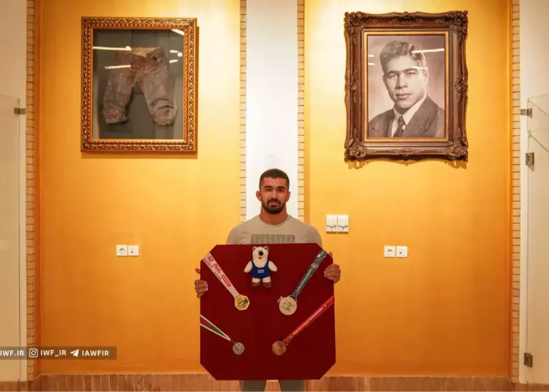 امیرمحمد یزدانی چهار مدال خود را به موزه کشتی اهدا کرد